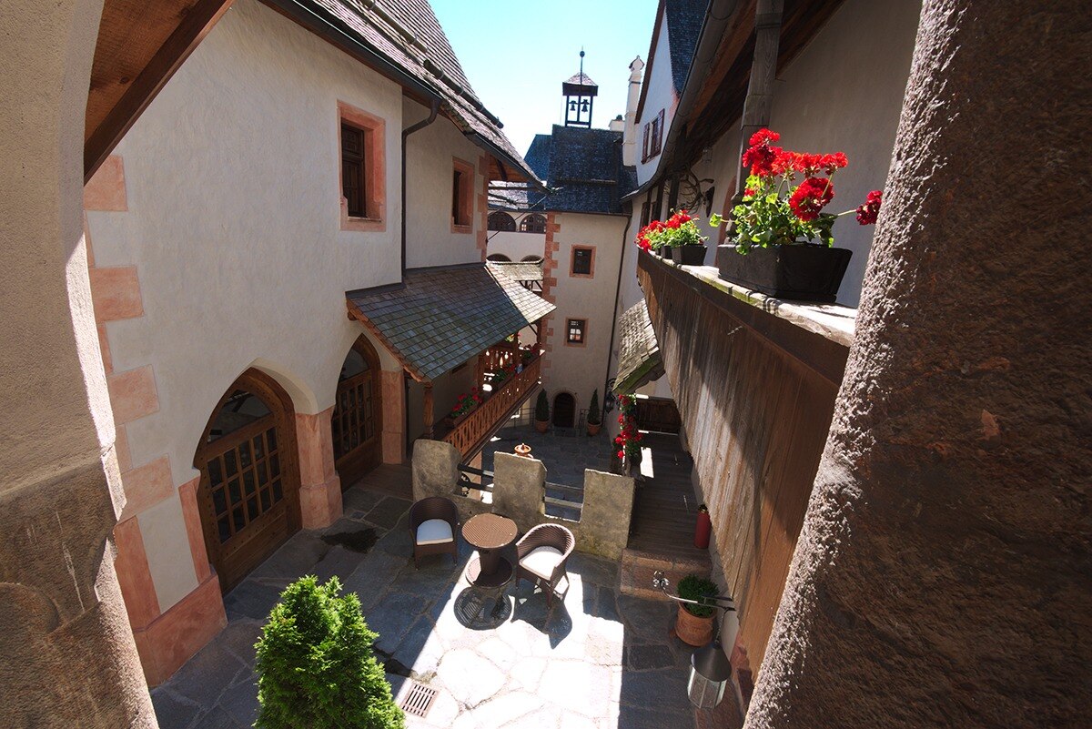 Historischer Innenhof von Schloss Matzen
